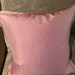 Beautiful Toss Pillow. Never used. It’s a pinky mauve color.